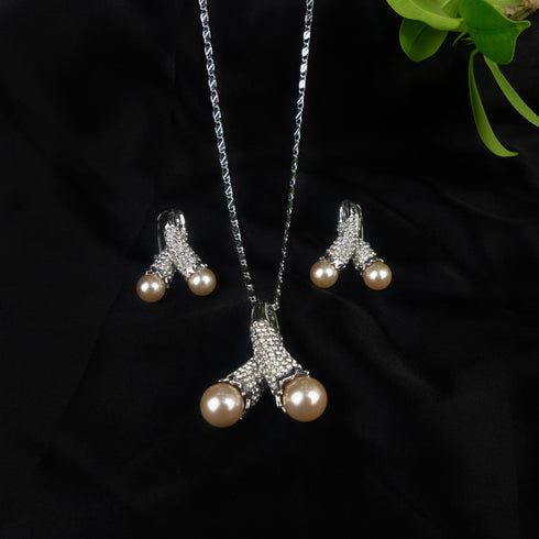 Zirconic Pendant set with pearls D223